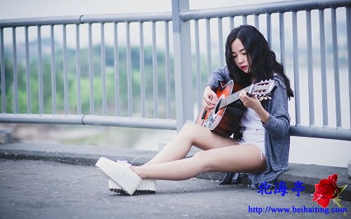 Win10清新美女电脑主题下载:怀抱吉他的少女3