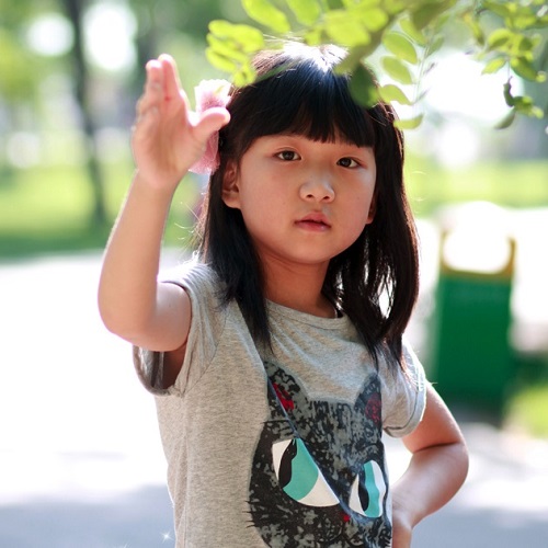 国产小萝莉高清图片:幼女才六岁,未知巧与拙