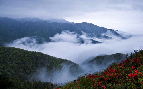 Win10自然风景电脑主题下载:山中云雾起,枕眠云和湖2