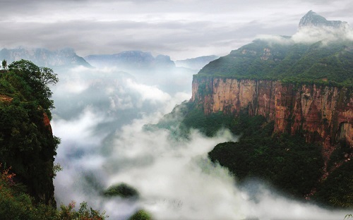 Win10自然风景电脑主题下载:山中云雾起,枕眠云和湖5