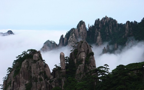 Win10自然风景电脑主题下载:山中云雾起,枕眠云和湖8