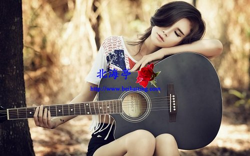 Win10清新美女电脑主题下载:怀抱吉他的少女4
