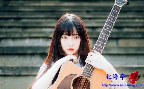 Win10清新美女电脑主题下载:怀抱吉他的少女7