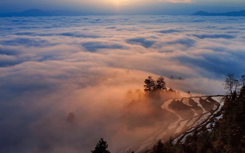 Win10自然风景电脑主题下载:山中云雾起,枕眠云和湖4